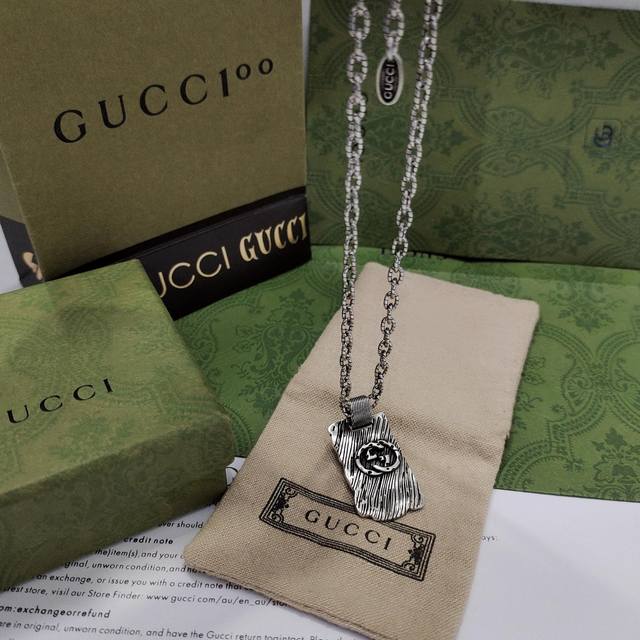 Gucci这款标志性的双g以做旧雕刻款式 式有花边链身双g刻纹吊坠 呈现出这一系列时尚和经典单品